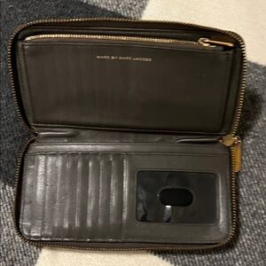 Marc Jacobs Gray Leather zipped Wallet EUC